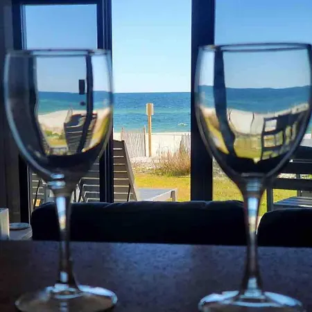 Salty Feet Retreat - Ocean Breeze East - 3 Br Apartment
