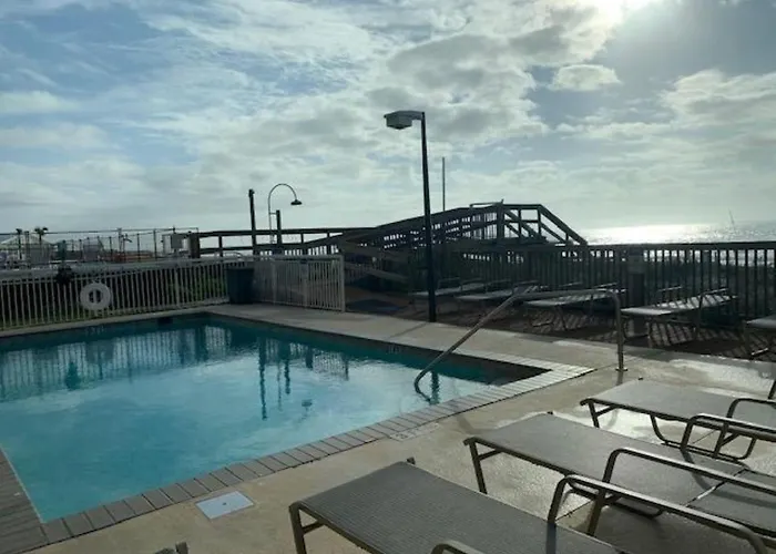 Salty Feet Retreat - Ocean Breeze East - 3 Br Apartment *