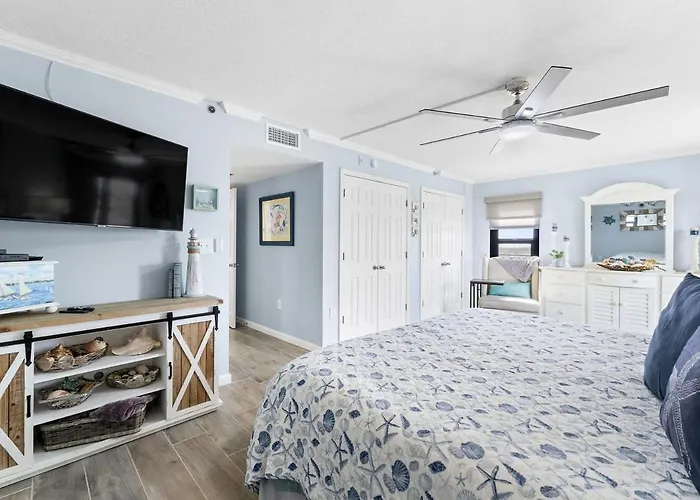 Salty Feet Retreat - Ocean Breeze East - 3 Br Apartment *