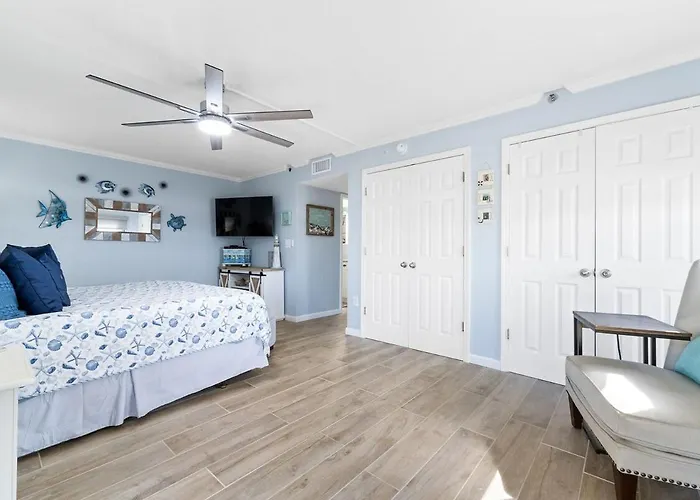 Apartment Salty Feet Retreat - Ocean Breeze East - 3 Br *