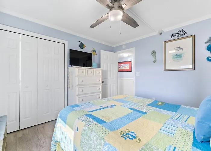 Salty Feet Retreat - Ocean Breeze East - 3 Br Apartment