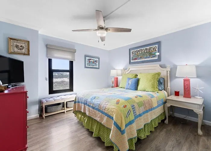 Salty Feet Retreat - Ocean Breeze East - 3 Br Apartment *