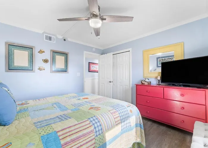 Salty Feet Retreat - Ocean Breeze East - 3 Br