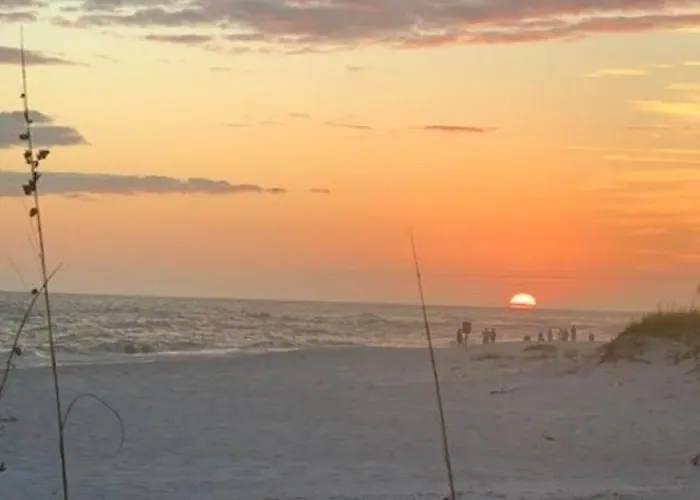 Salty Feet Retreat - Ocean Breeze East - 3 Br *