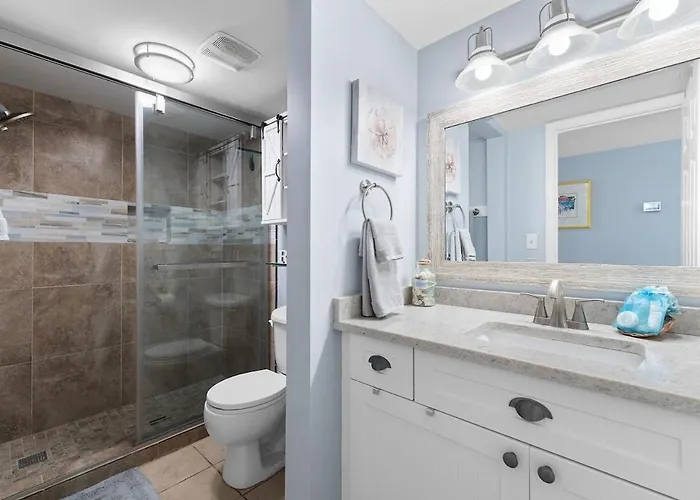 Salty Feet Retreat - Ocean Breeze East - 3 Br Apartment *